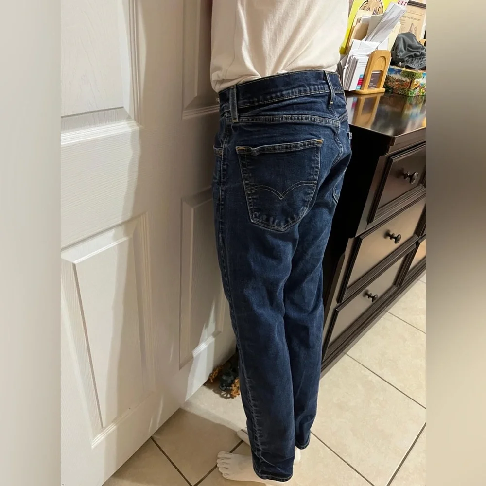 (16) Levi's 505 Classic Blue Jeans with Iconic Patch